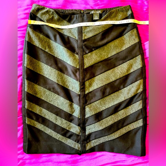 White House Black Market Modern Monochromatic Chevron Mini Skirt - Picture 1 of 2